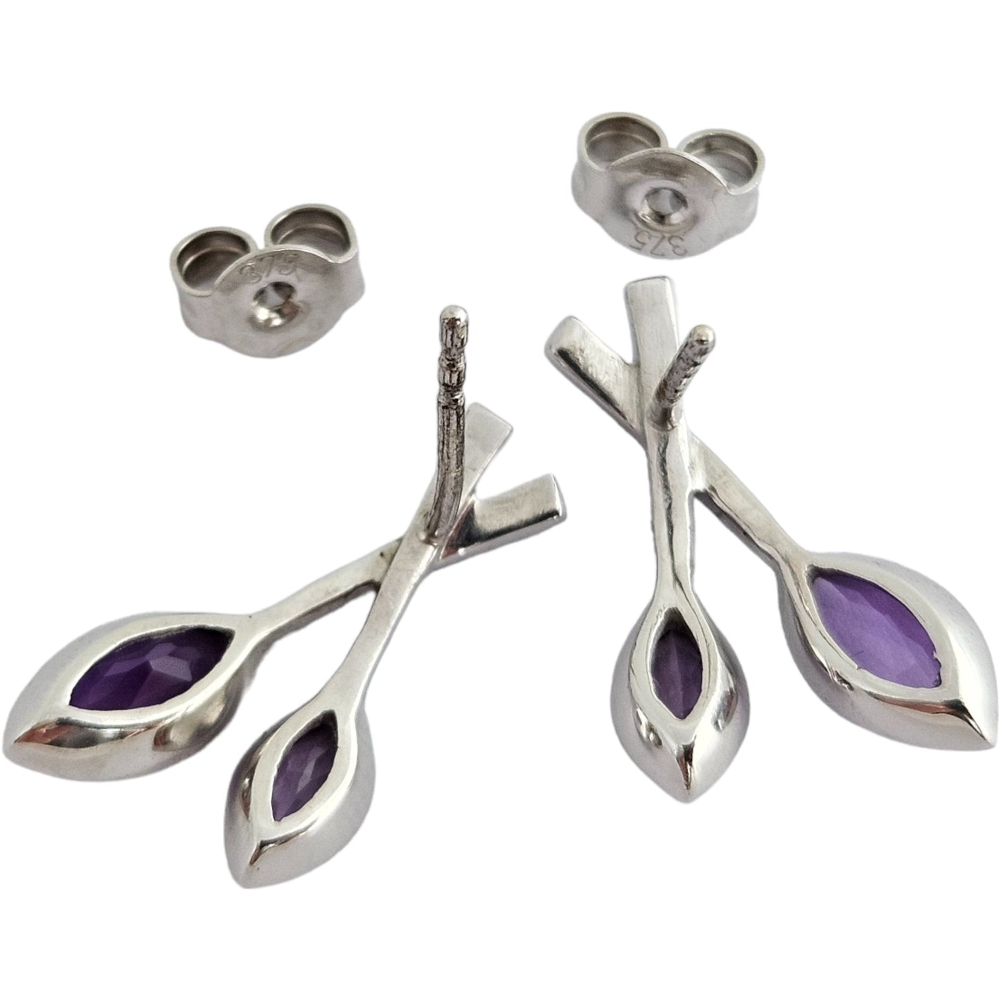 Suite of 9ct 375 White Gold Pendant and Pair of Earrings with Amethysts 5.4 g