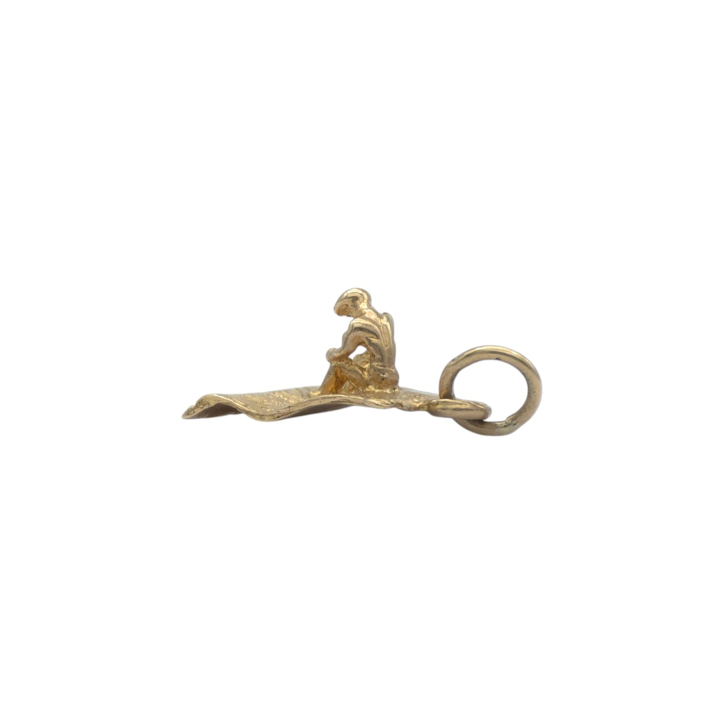 9ct 375 Yellow Gold Magic Carpet Charm 1960 L 1.2 cm 0.9 g.