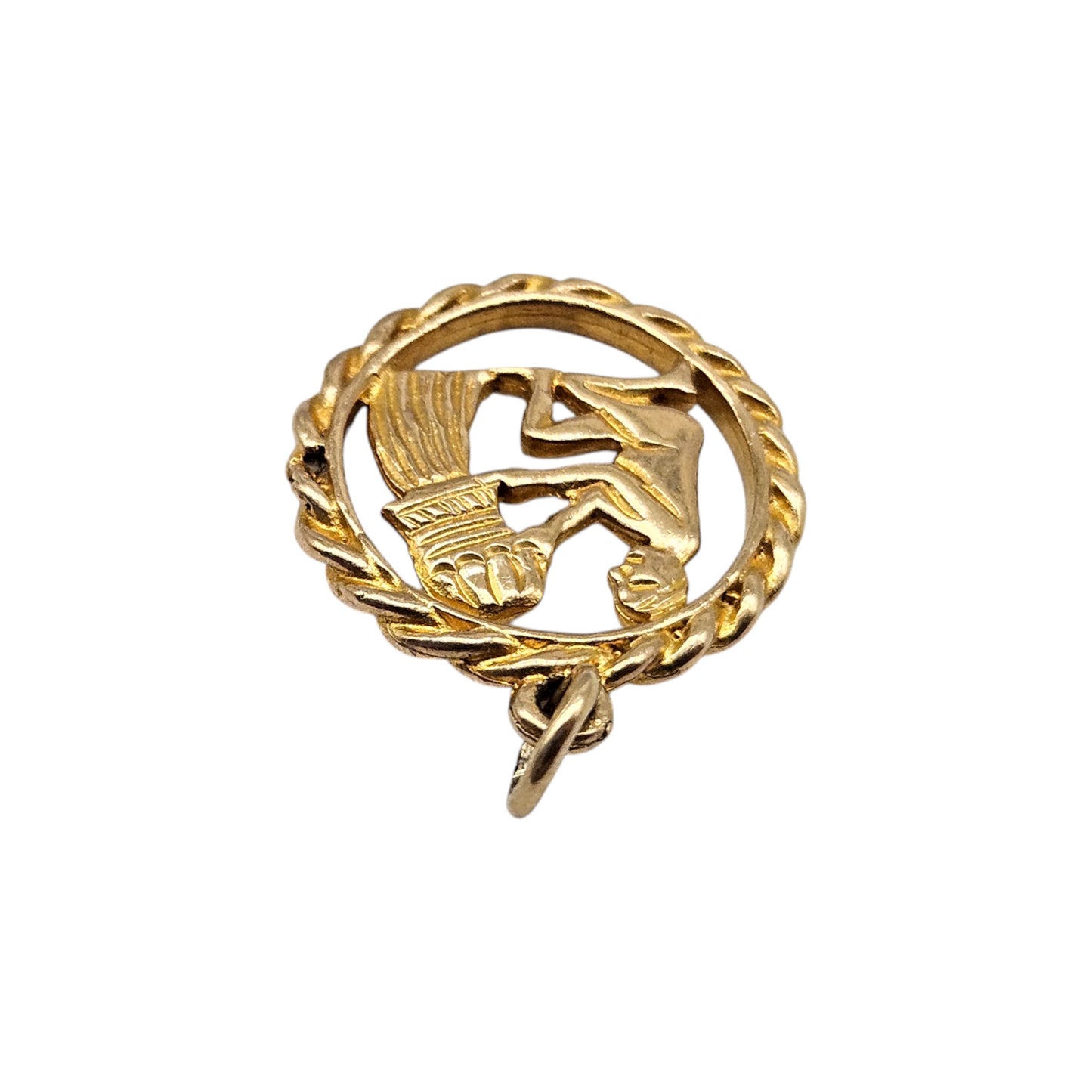9ct 375 Yellow Gold Aquarius Charm 1957 L 1.5 cm 1.5 g.