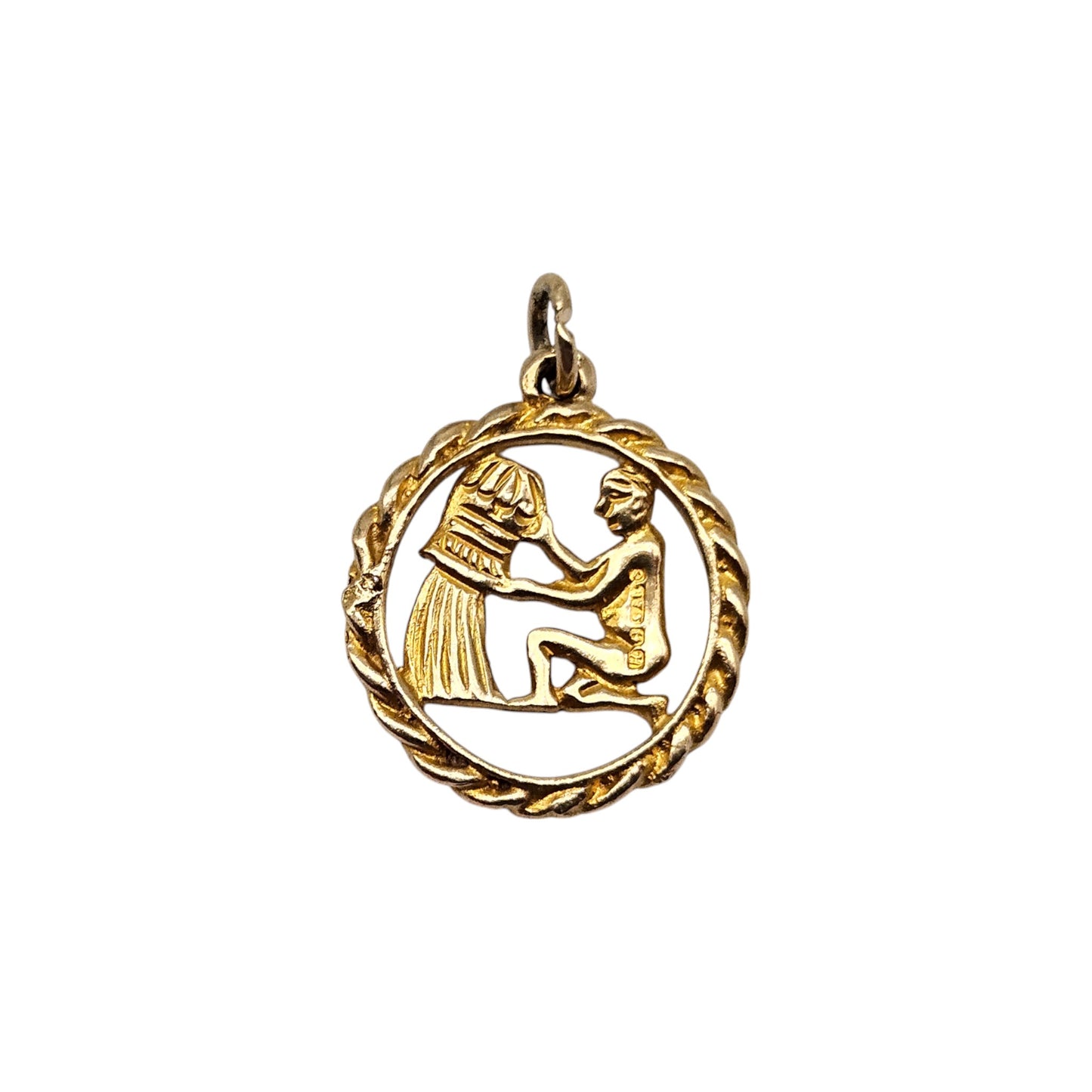 9ct 375 Yellow Gold Aquarius Charm 1957 L 1.5 cm 1.5 g.