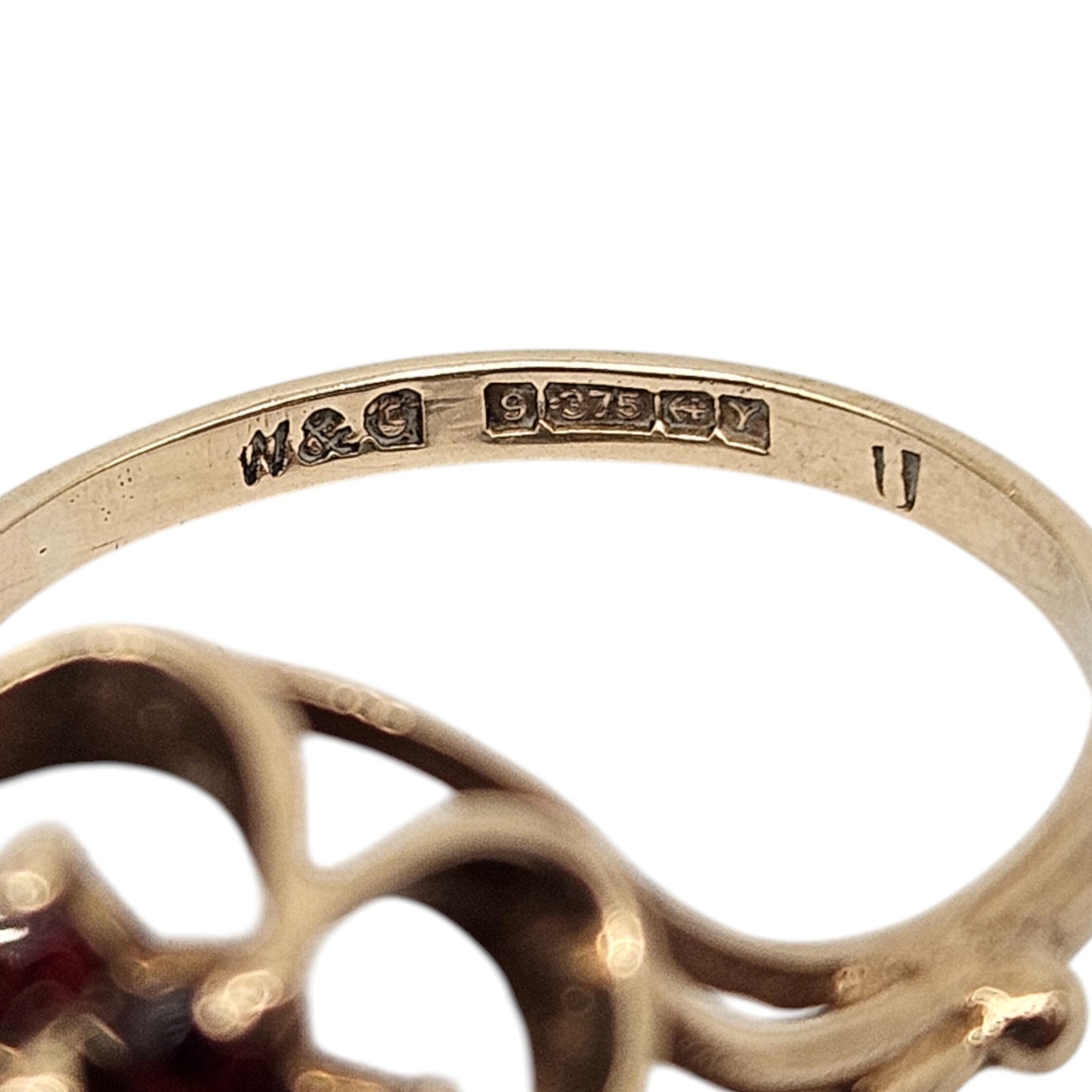 9ct 375 Yellow Gold Garnet Ring 1973 Size O 1/2, 4.8 g.