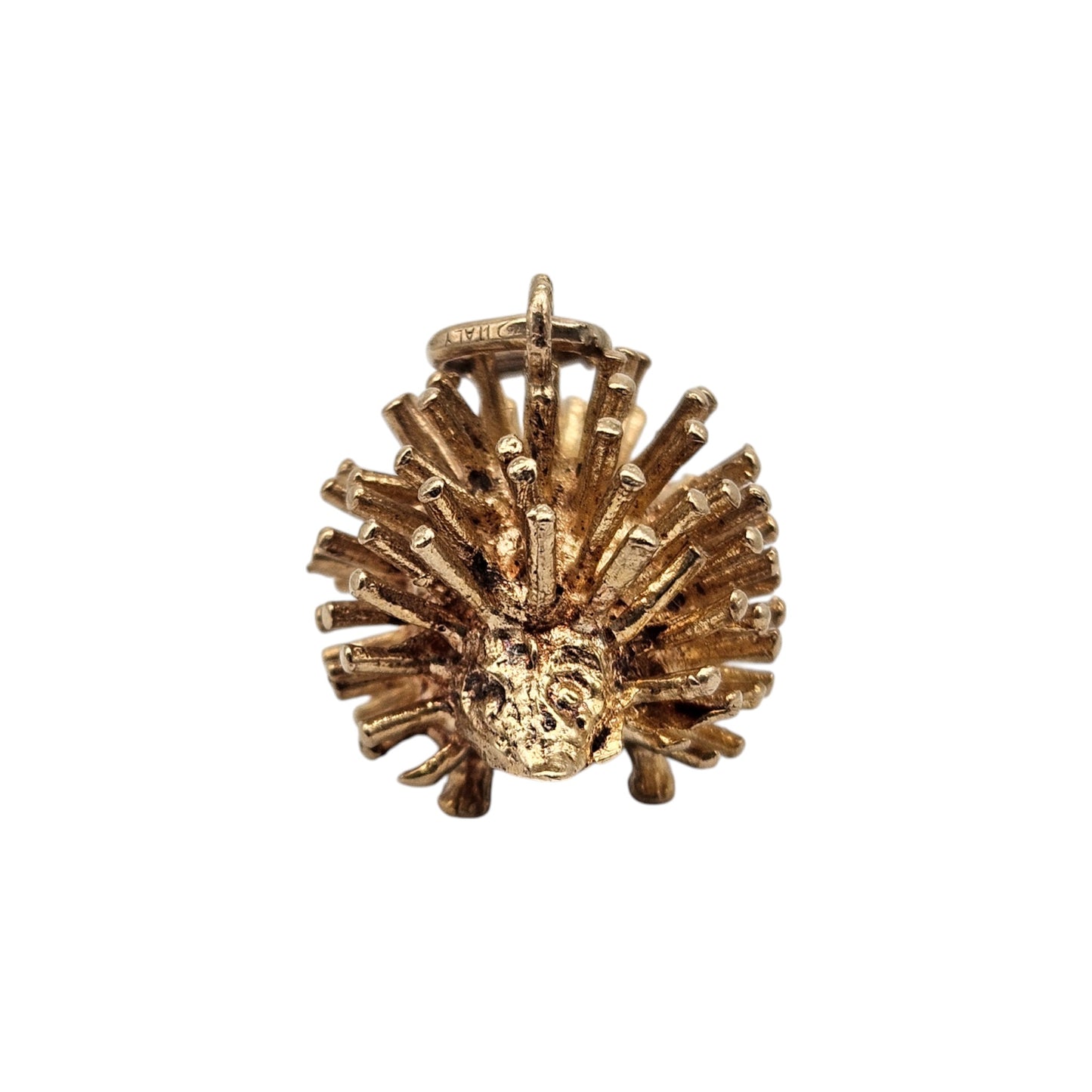 Large 9ct 375 Yellow Gold Hedgehog Charm 1971 L 1.9 cm 6.0 g.
