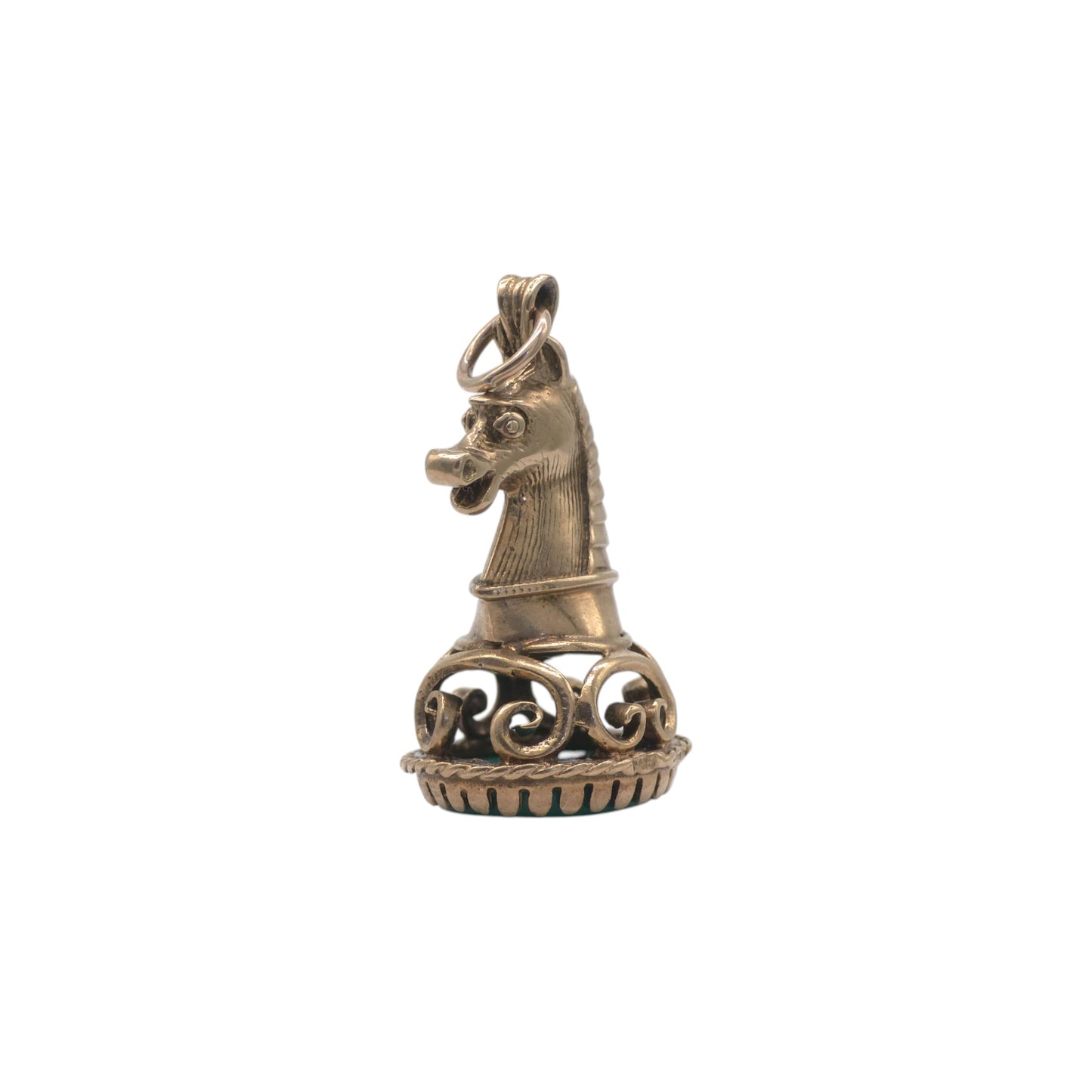 9ct 375 Yellow Gold Knight Chess Pendant 1967 L 2.5 cm 6.1 g.