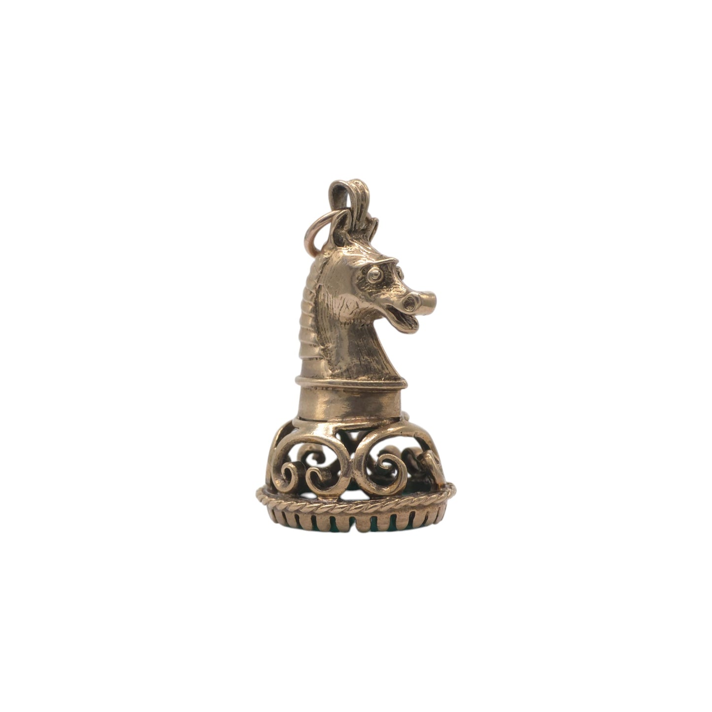 9ct 375 Yellow Gold Knight Chess Pendant 1967 L 2.5 cm 6.1 g.