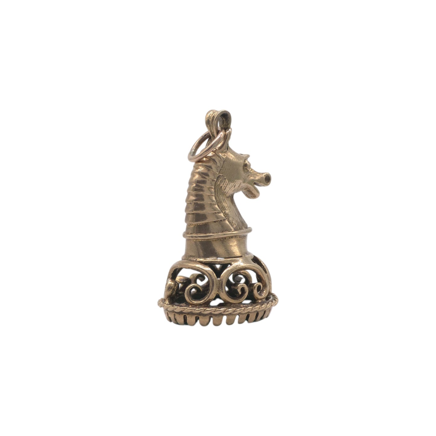 9ct 375 Yellow Gold Knight Chess Pendant 1967 L 2.5 cm 6.1 g.