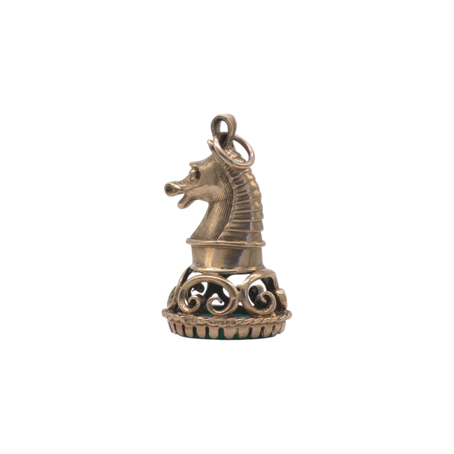 9ct 375 Yellow Gold Knight Chess Pendant 1967 L 2.5 cm 6.1 g.