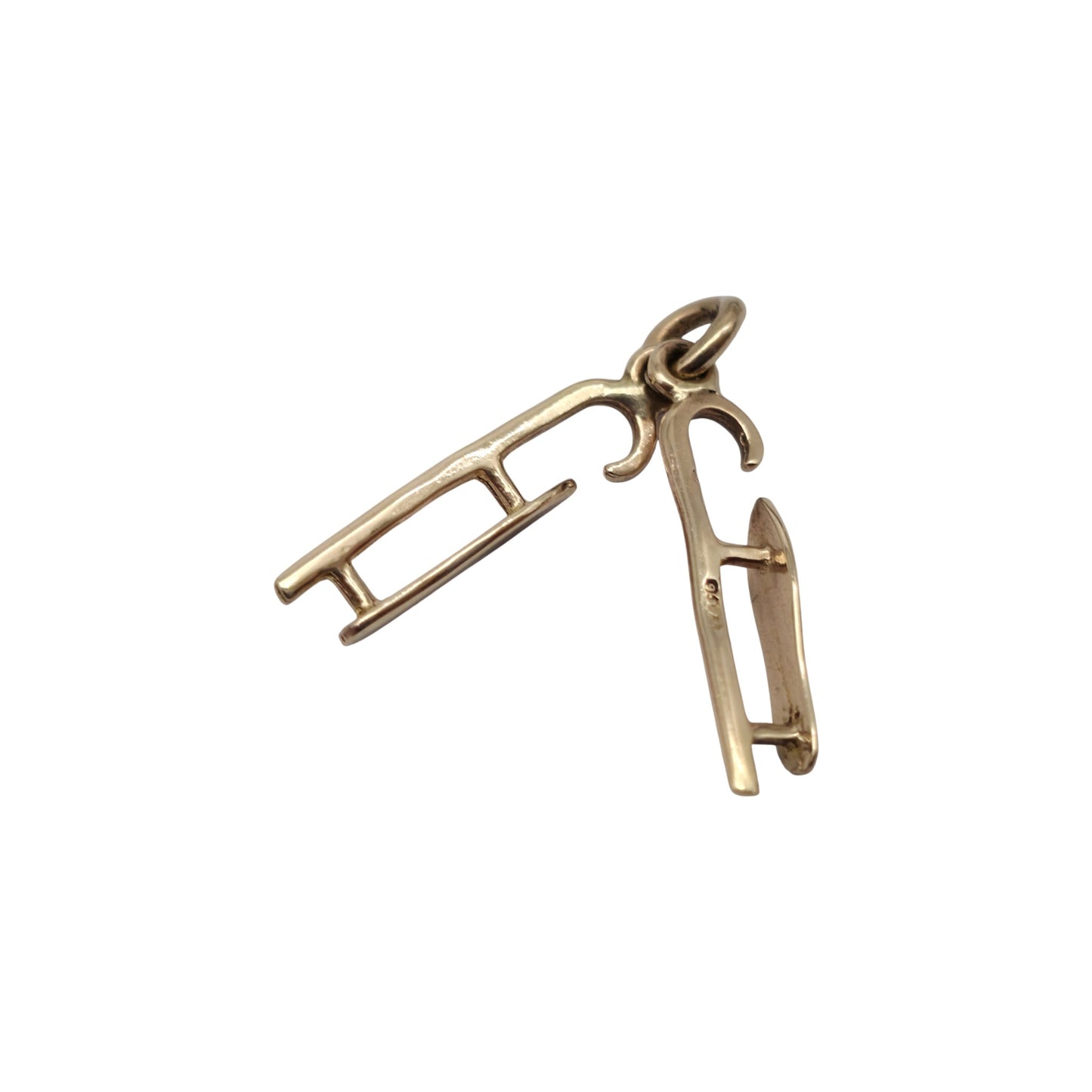9ct 375 Yellow Gold Pair of Skis Charm 1960 L 1.6 cm 0.9 g.