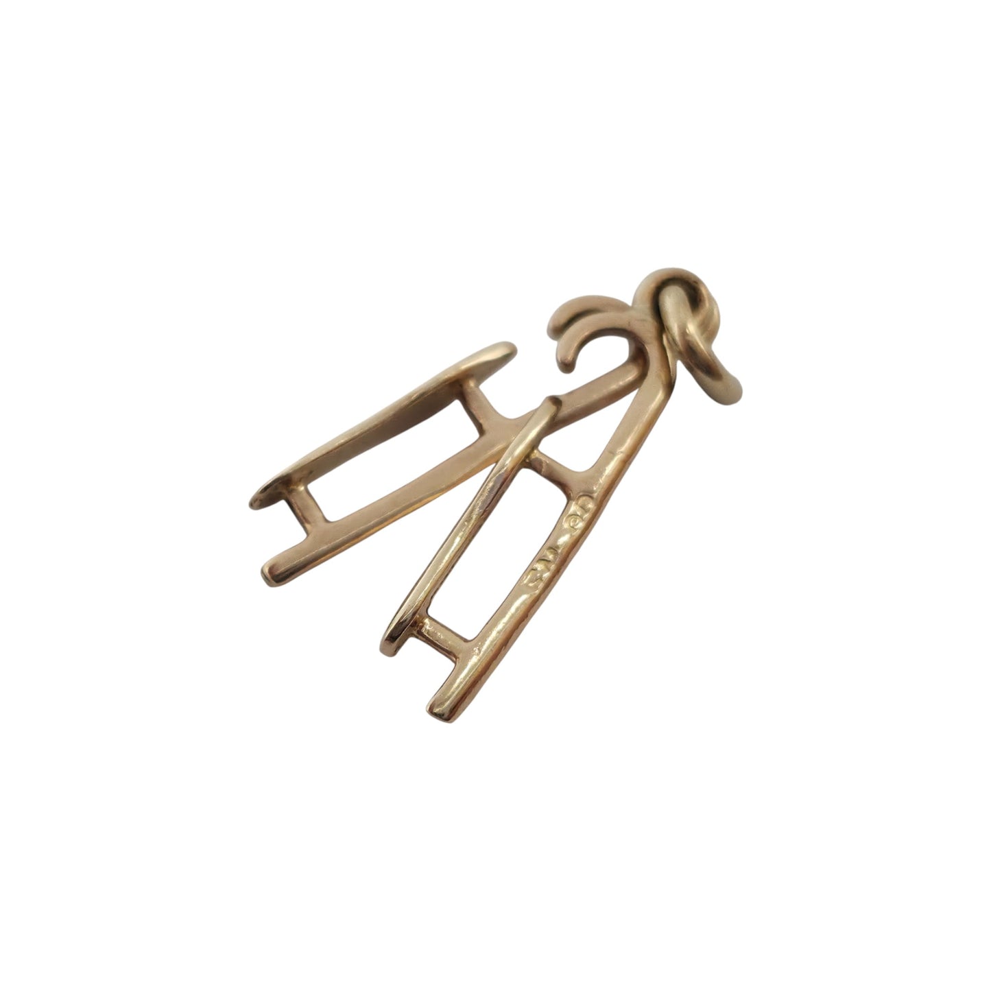 9ct 375 Yellow Gold Pair of Skis Charm 1960 L 1.6 cm 0.9 g.