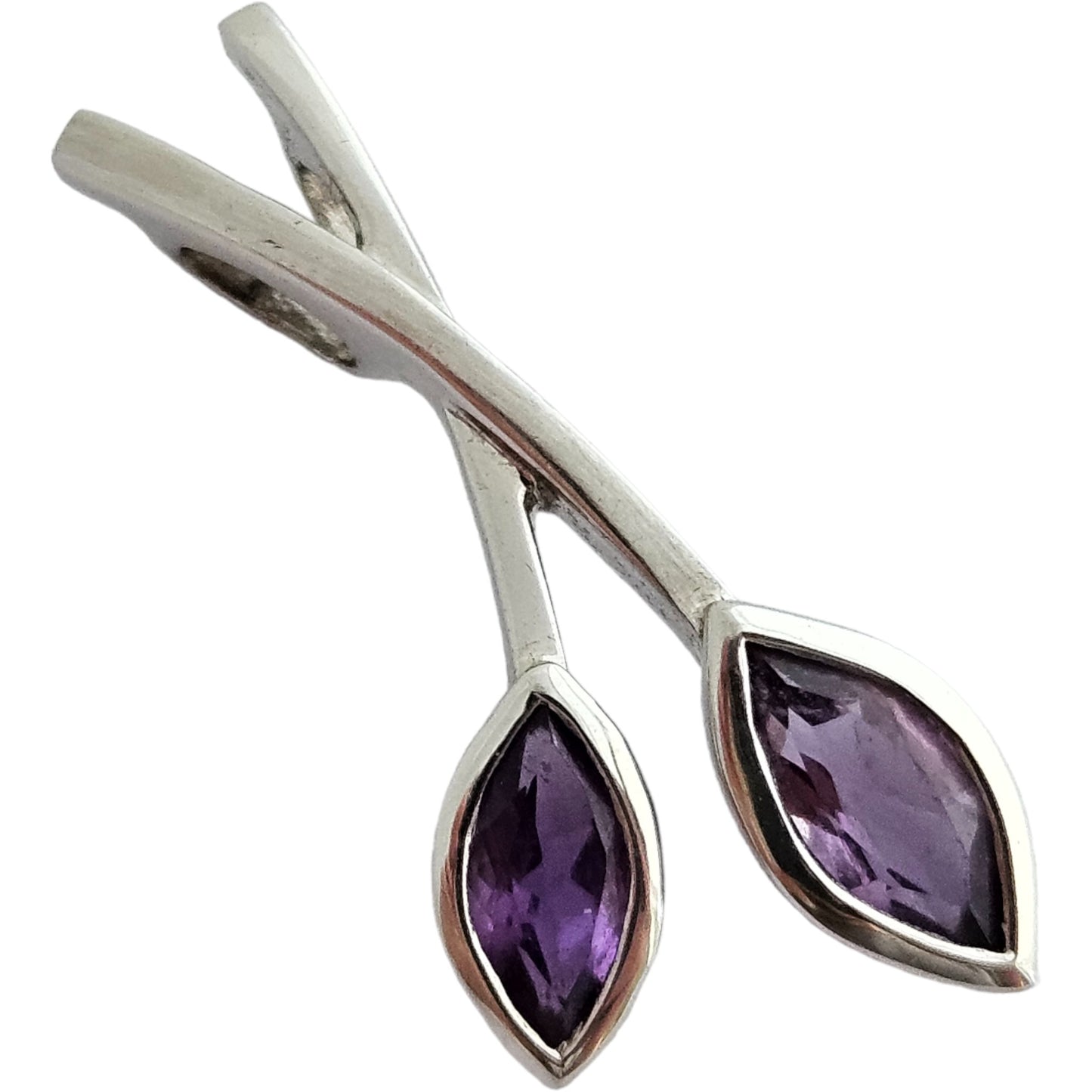 Suite of 9ct 375 White Gold Pendant and Pair of Earrings with Amethysts 5.4 g