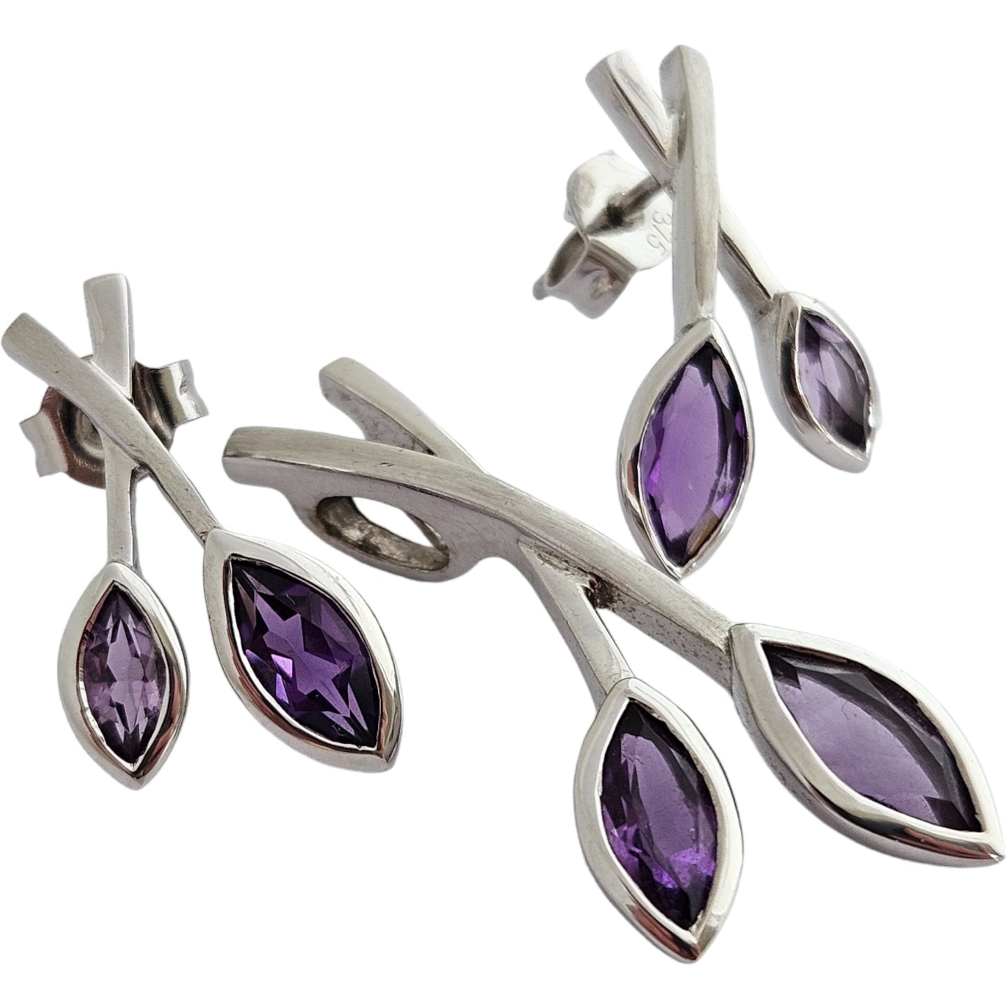 Suite of 9ct 375 White Gold Pendant and Pair of Earrings with Amethysts 5.4 g