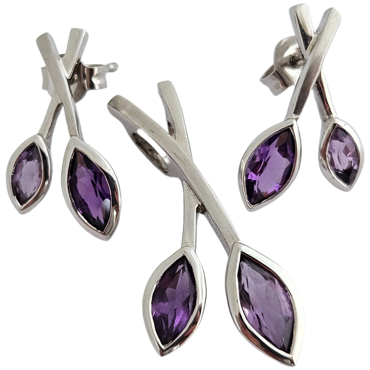Suite of 9ct 375 White Gold Pendant and Pair of Earrings with Amethysts 5.4 g
