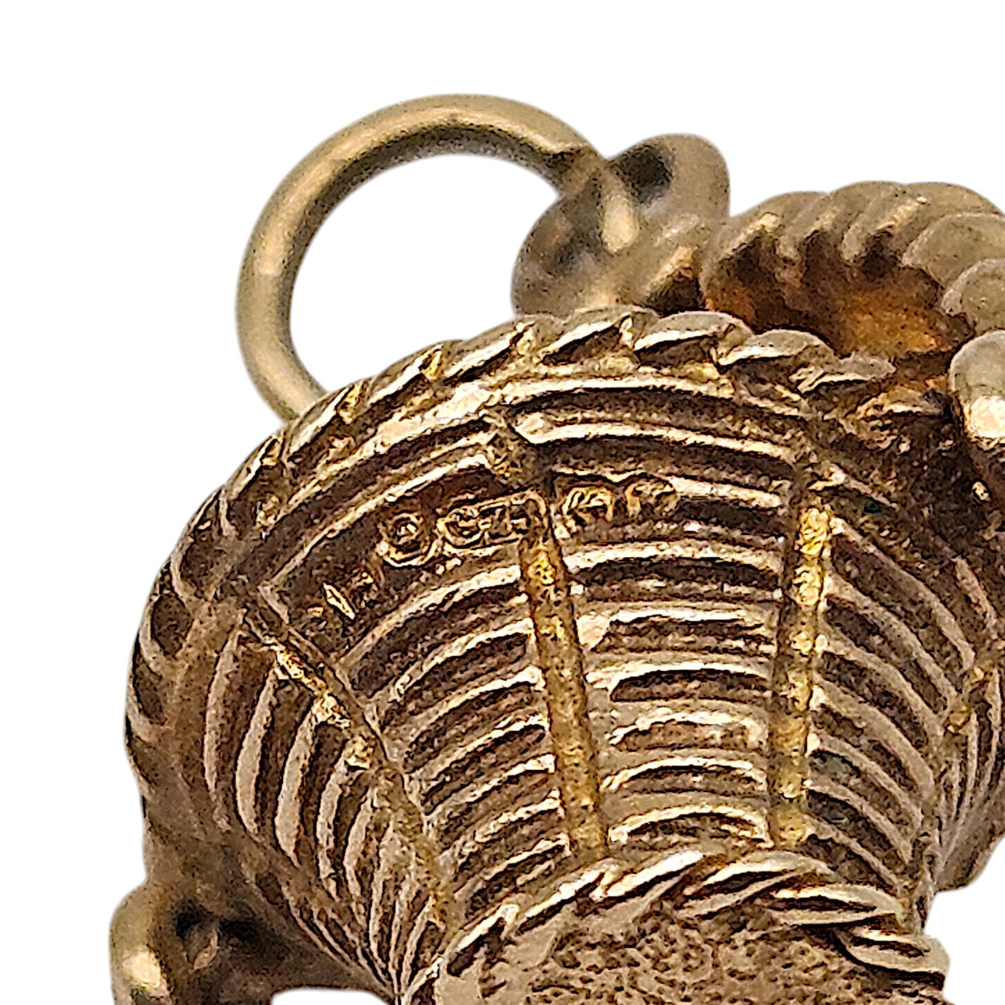 9ct 375 Yellow Gold Puppy In Basket 1970 L 1.7 cm 2.6 g.