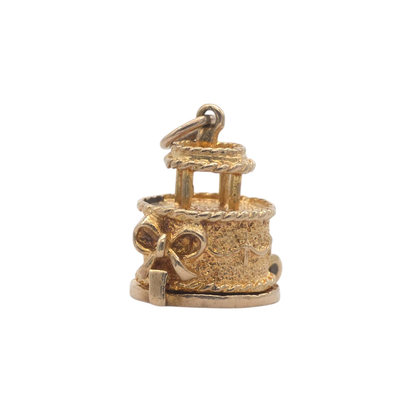 9ct 375 Yellow Gold Weeding Cake Opening Charm 1967 L 1.4 cm 4.8 g.