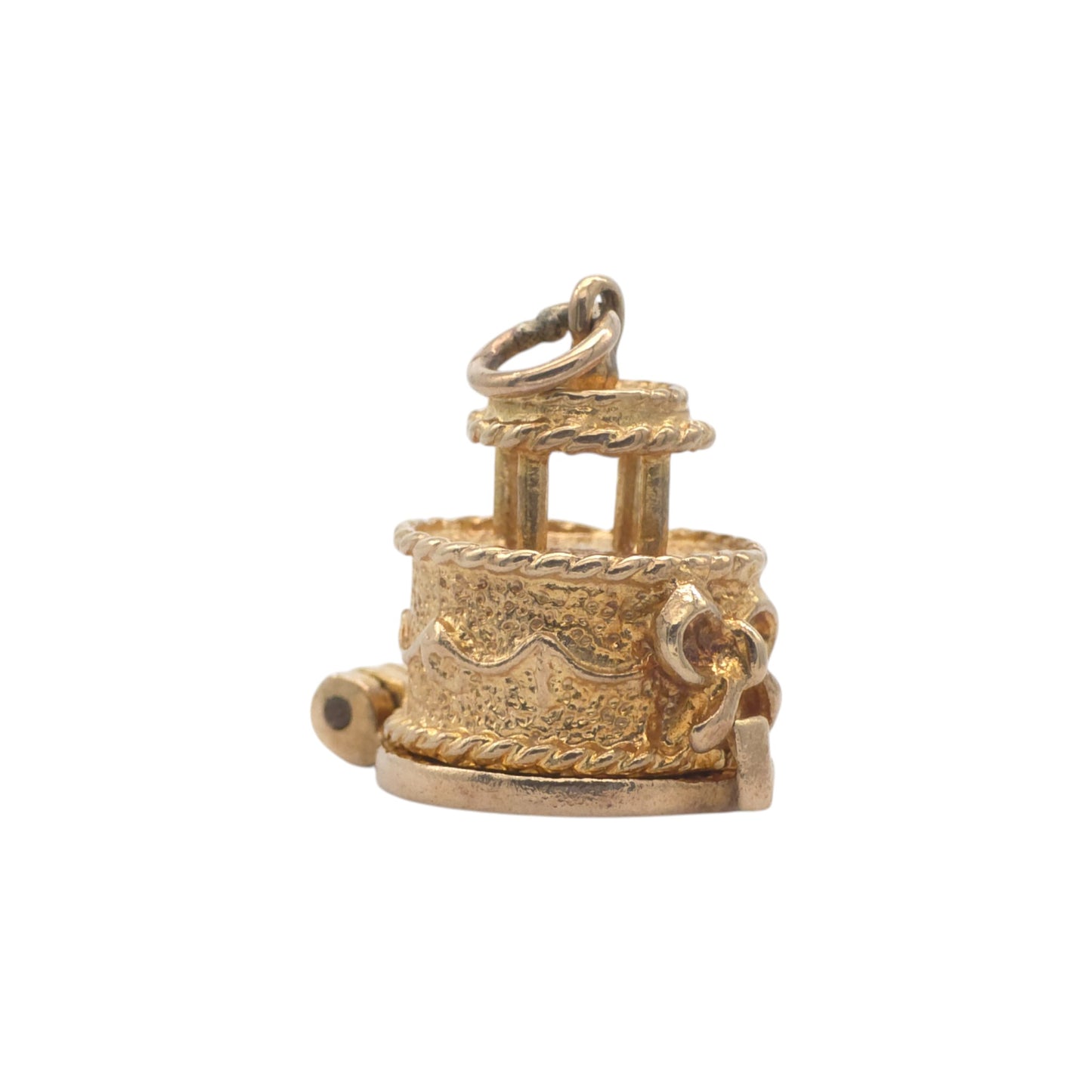 9ct 375 Yellow Gold Weeding Cake Opening Charm 1967 L 1.4 cm 4.8 g.