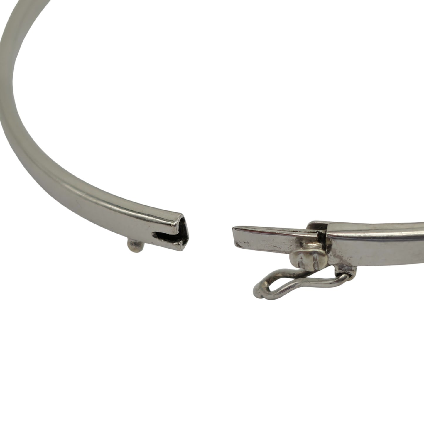 9ct 375 White Gold Wishbone Bangle 2003, 6.0 g.
