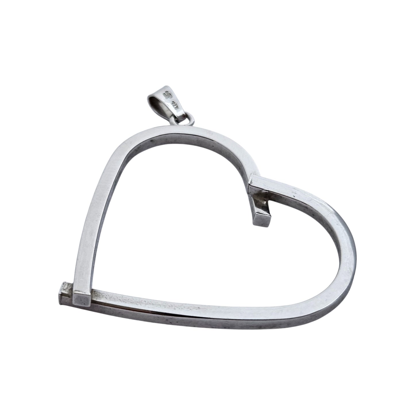 9ct 375 White Gold Heart Shaped Pendant L 3.2 cm 1.0 g.