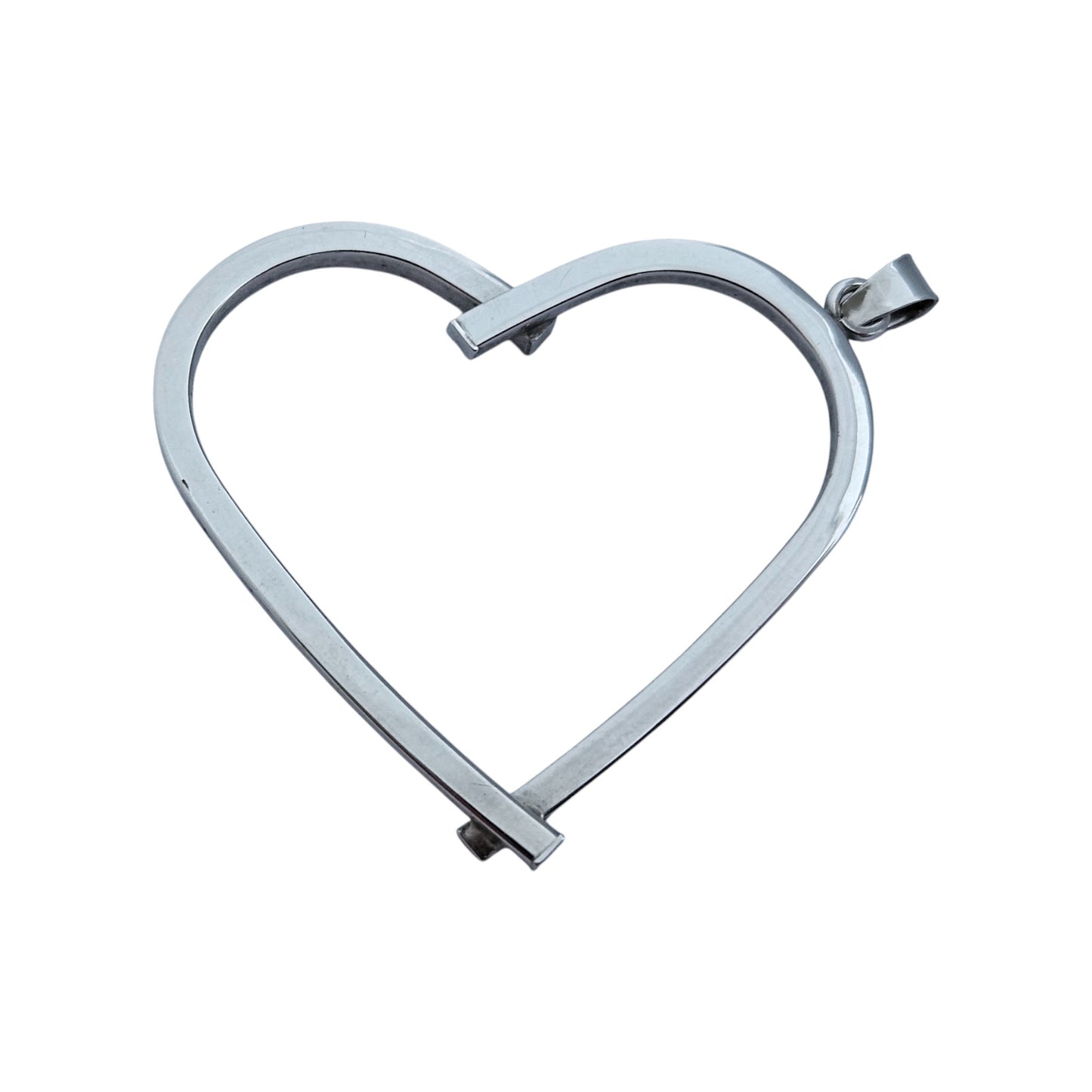 9ct 375 White Gold Heart Shaped Pendant L 3.2 cm 1.0 g.
