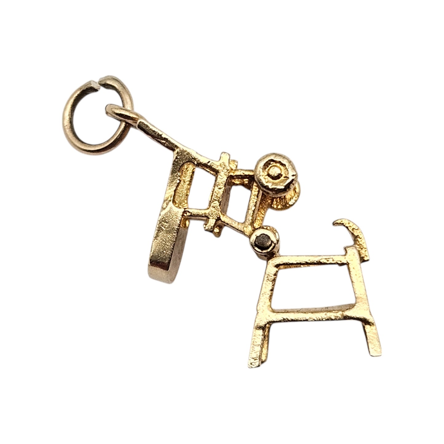 9ct 375 Yellow Gold Baby High Chair Articulated Charm 1975 L 1.9 cm 1.9 g.