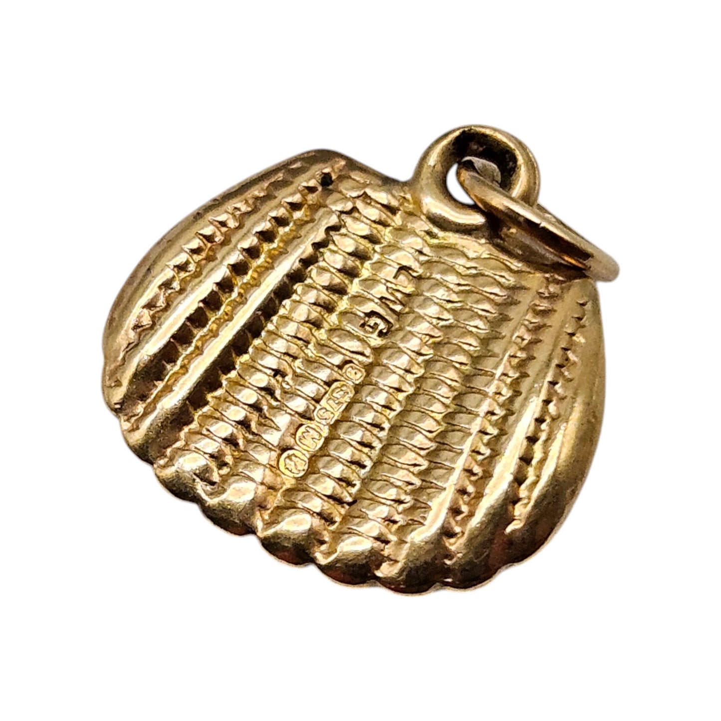 9ct 375 Yellow Gold Fishing Creel Charm 1947 L 1.0 cm 0.8 g.