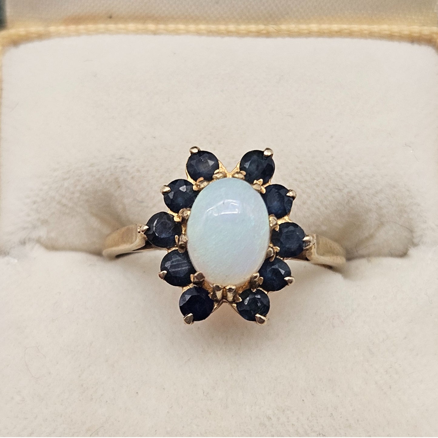 9ct yellow gold Ring set with central opal and sapphires