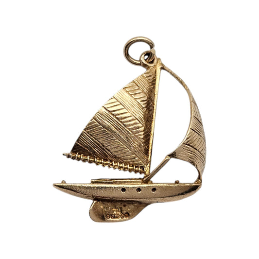 9ct 375 Yellow Gold Sailing Boat Charm 1963 L 2.5 cm 3.3 g.