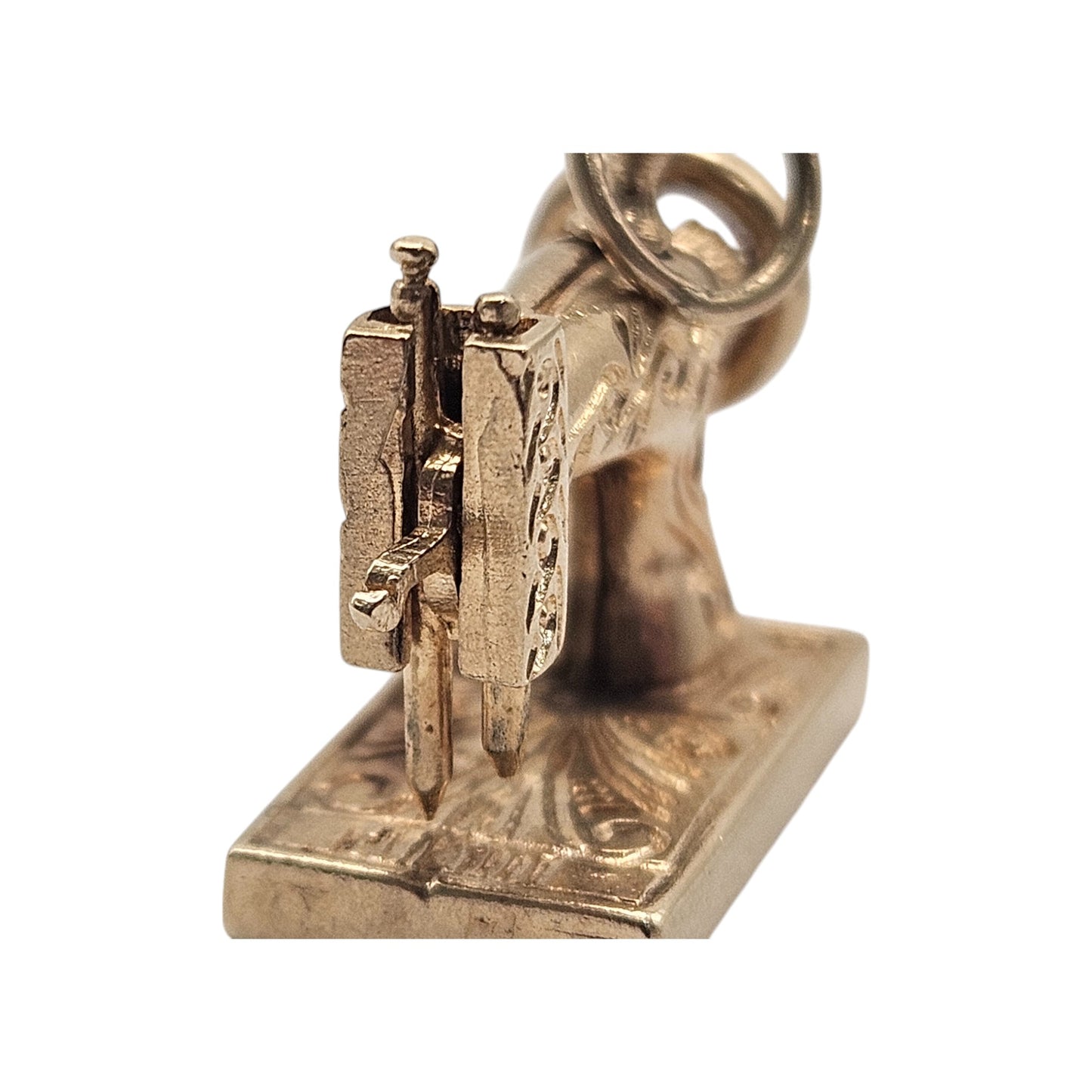 9ct 375 Yellow Gold Articulated Sewing Machine Charm 1971 5.5 g