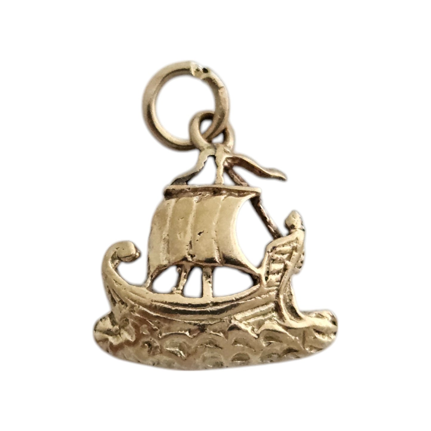 9ct 375 Yellow Gold Viking Longboat Charm 1957 L 1.2 cm 1.2 g.