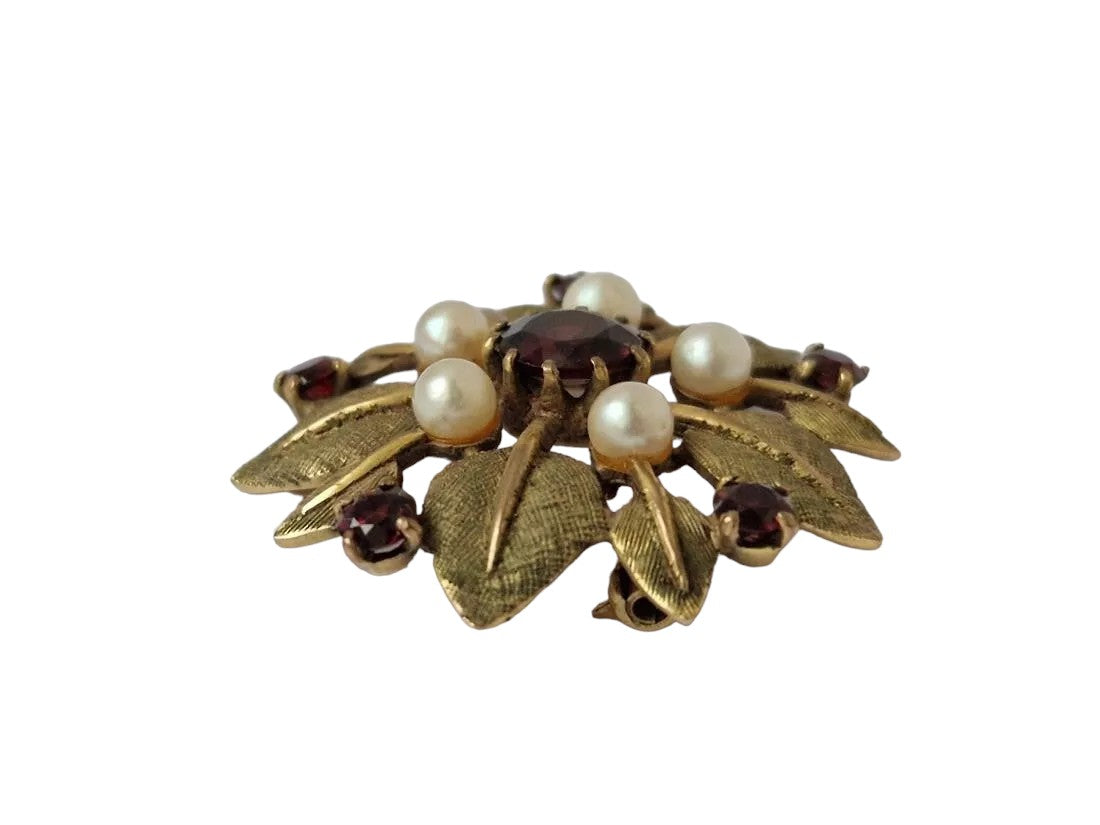 Pretty 9ct 375 Yellow Gold Foliate Brooch with Garnets and Pearls 8.5 g