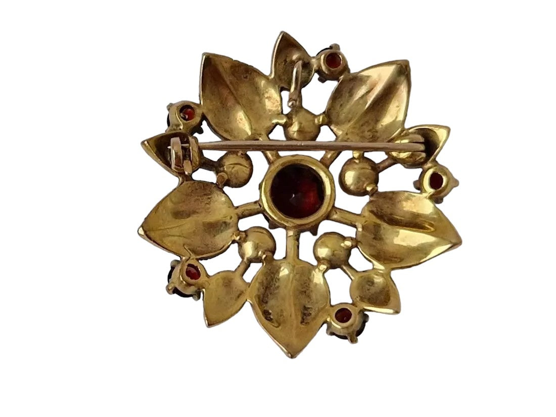 Pretty 9ct 375 Yellow Gold Foliate Brooch with Garnets and Pearls 8.5 g
