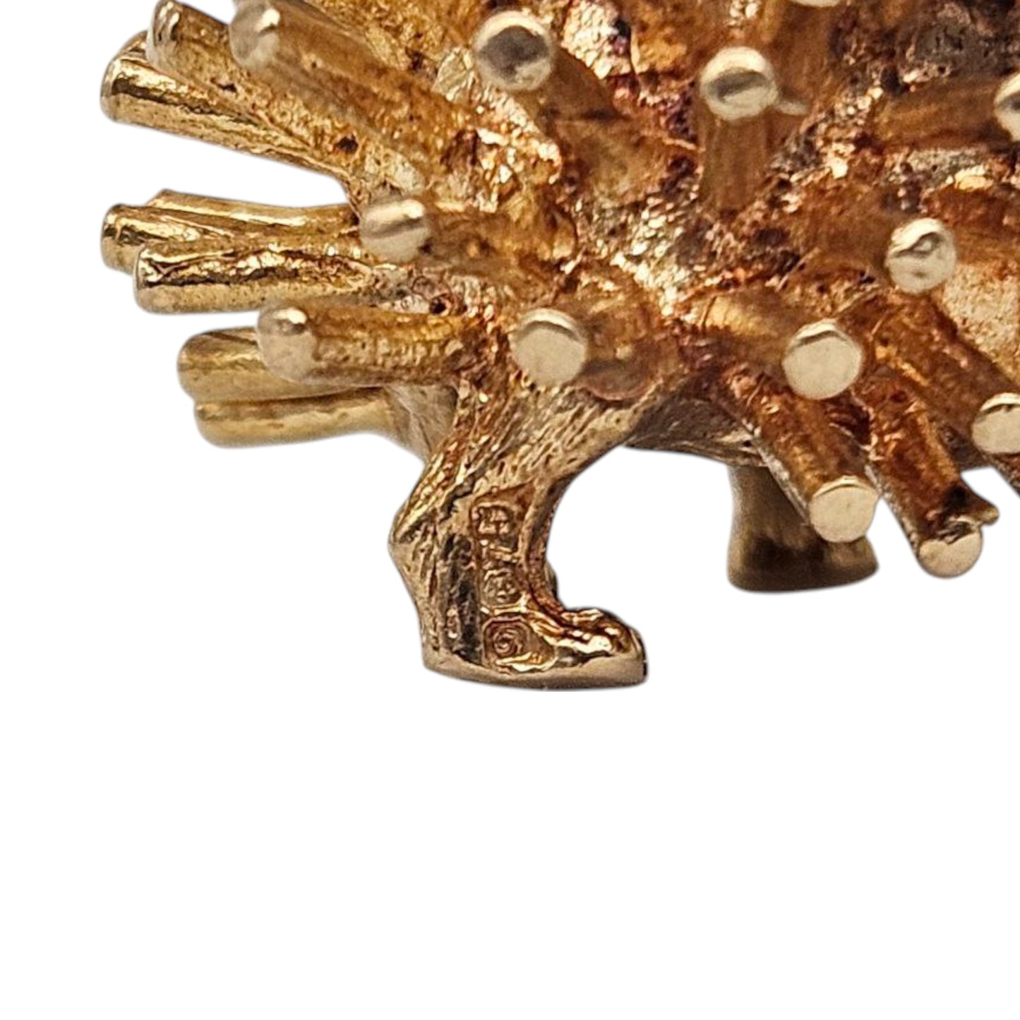 Large 9ct 375 Yellow Gold Hedgehog Charm 1971 L 1.9 cm 6.0 g.