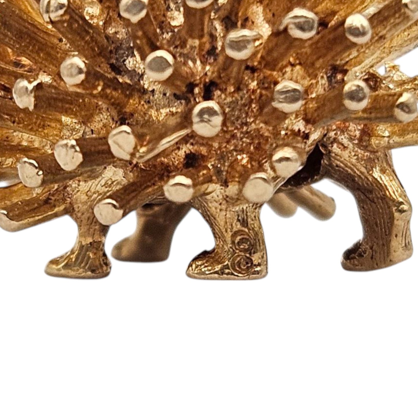 Large 9ct 375 Yellow Gold Hedgehog Charm 1971 L 1.9 cm 6.0 g.