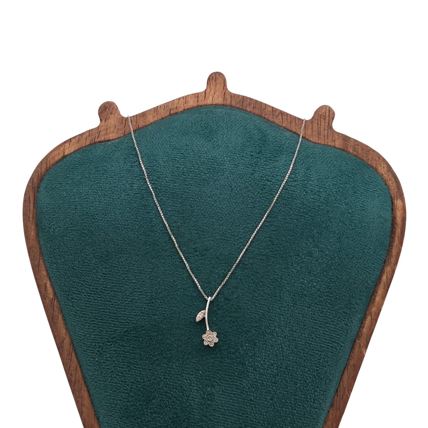 18ct 750 White Gold Flower Pendant With Diamonds On Chain 2.7 g.