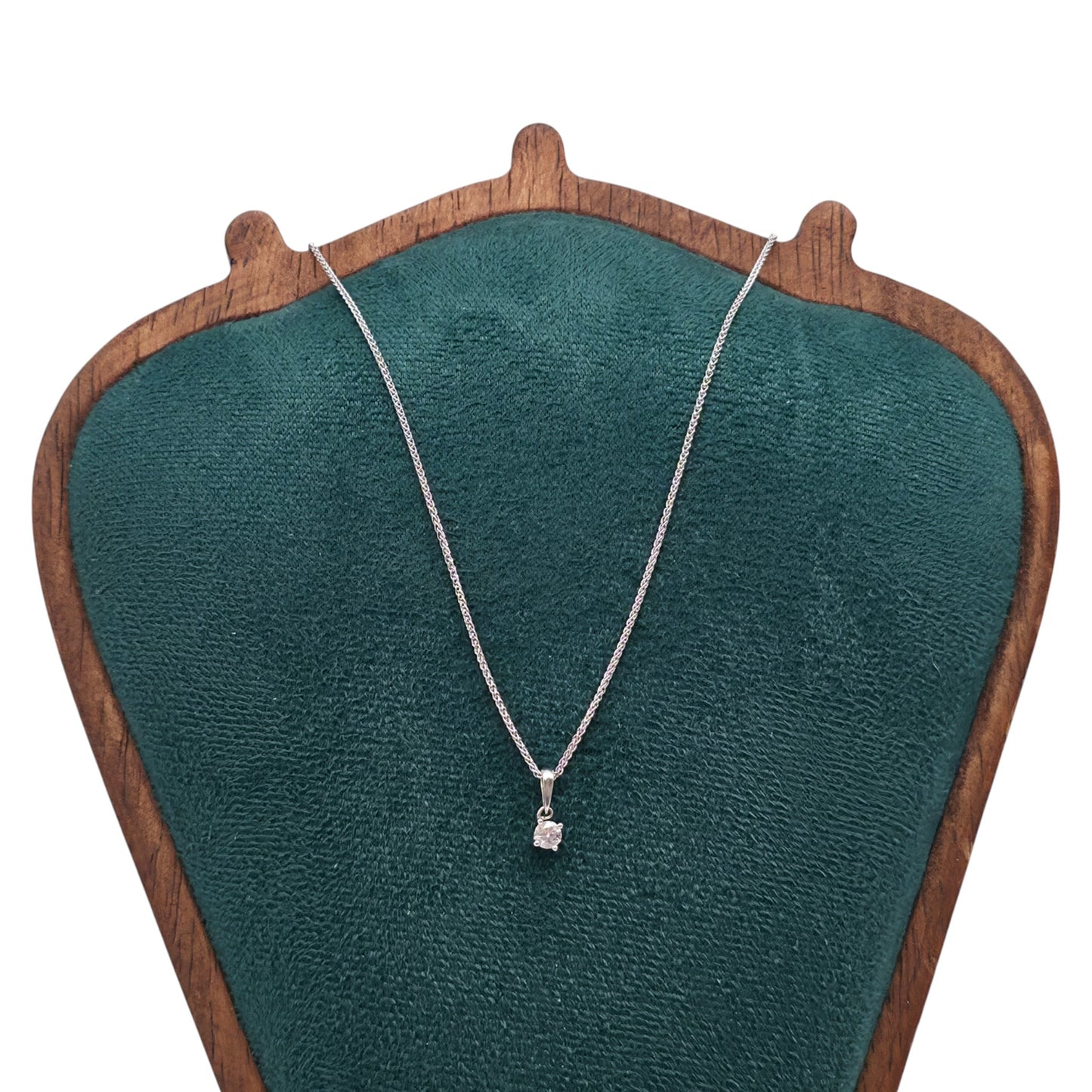 18ct 750 White Gold Diamond Pendant On Chain L 40.6 cm 2.4 g.
