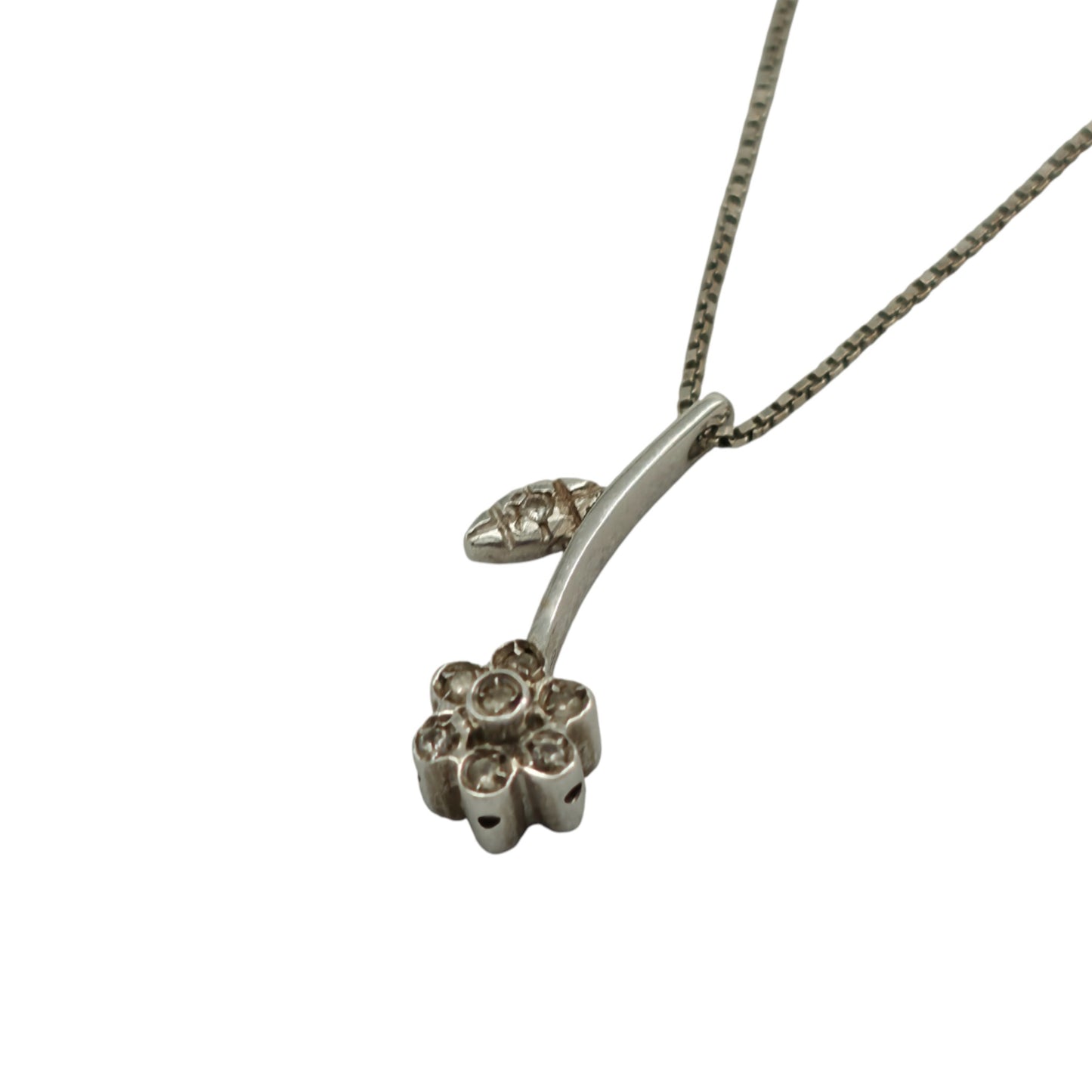 18ct 750 White Gold Flower Pendant With Diamonds On Chain 2.7 g.