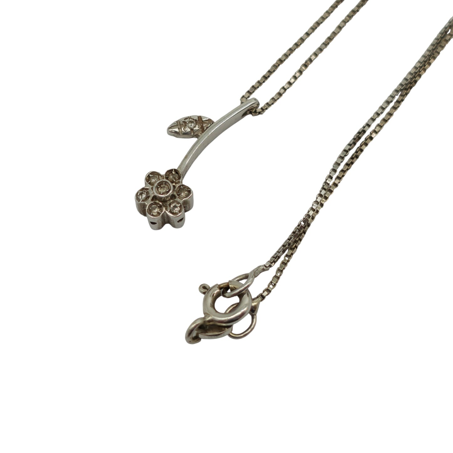 18ct 750 White Gold Flower Pendant With Diamonds On Chain 2.7 g.