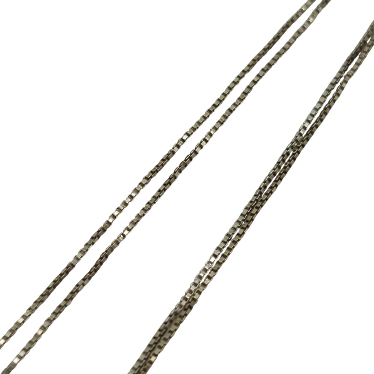 18ct 750 White Gold Flower Pendant With Diamonds On Chain 2.7 g.