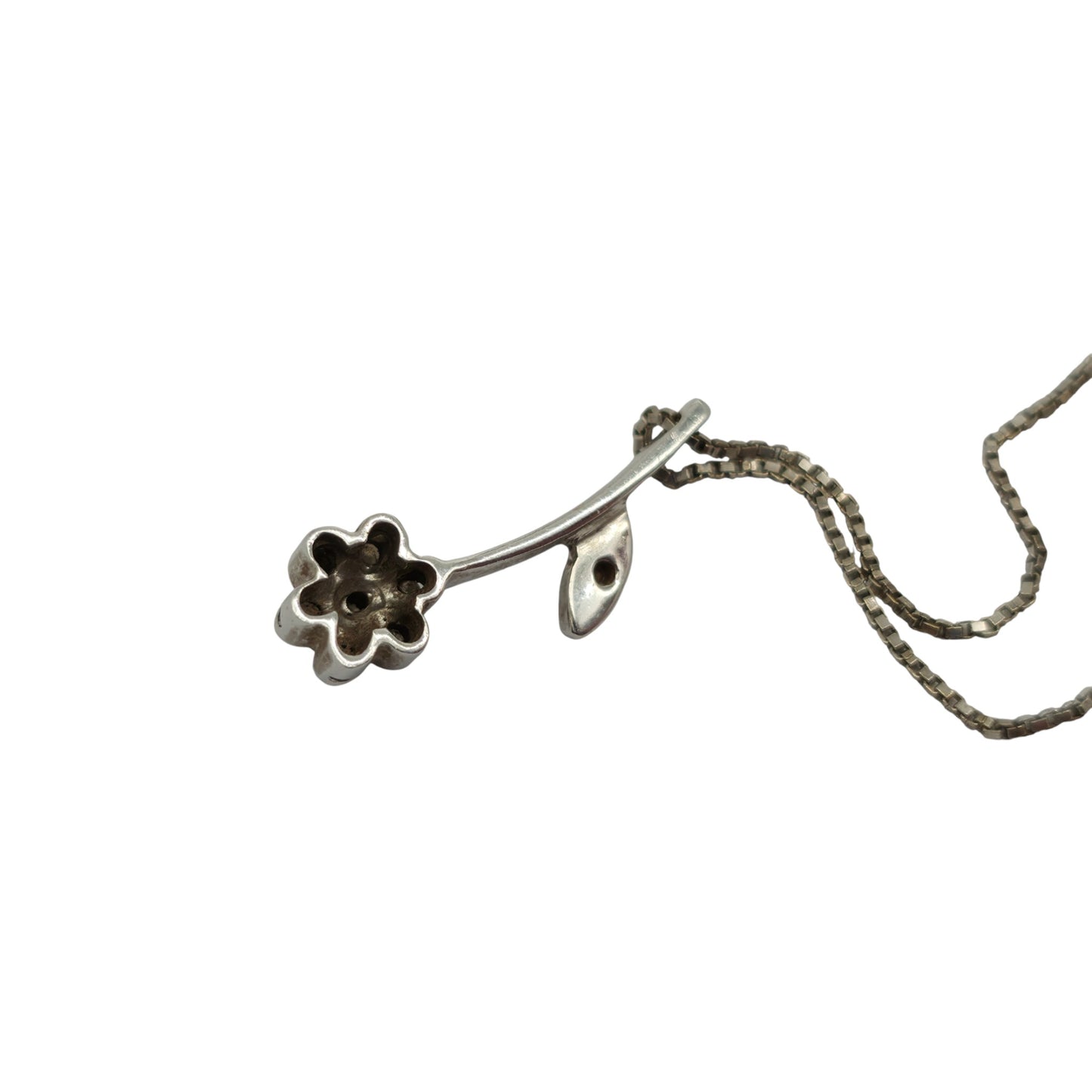 18ct 750 White Gold Flower Pendant With Diamonds On Chain 2.7 g.