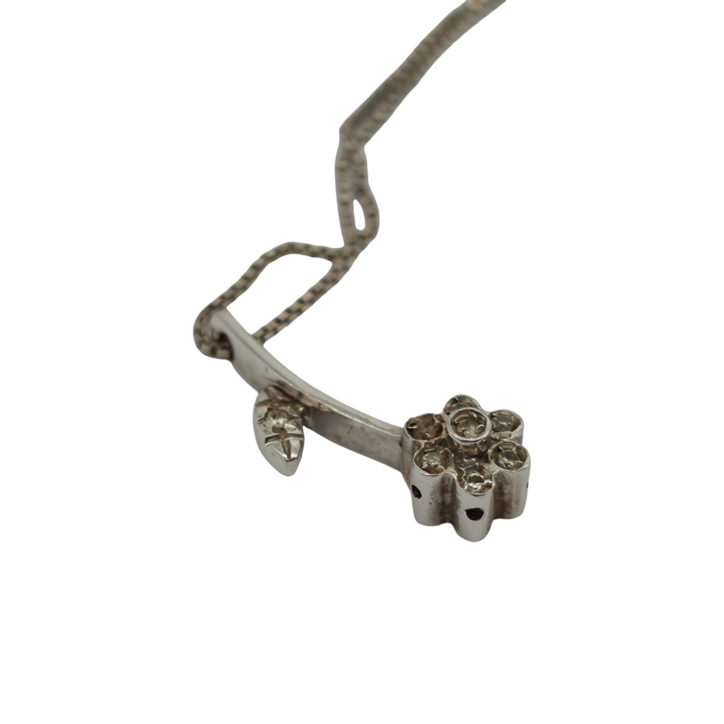 18ct 750 White Gold Flower Pendant With Diamonds On Chain 2.7 g.