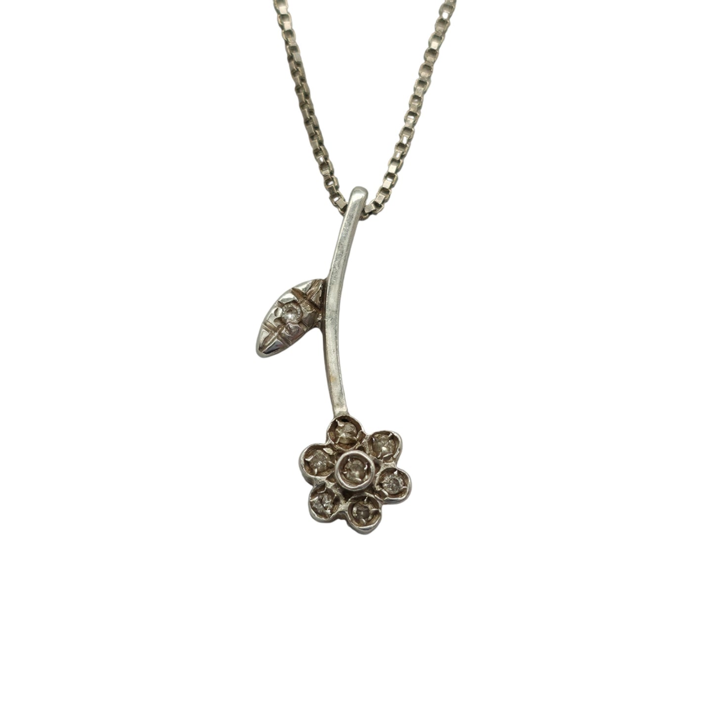 18ct 750 White Gold Flower Pendant With Diamonds On Chain 2.7 g.