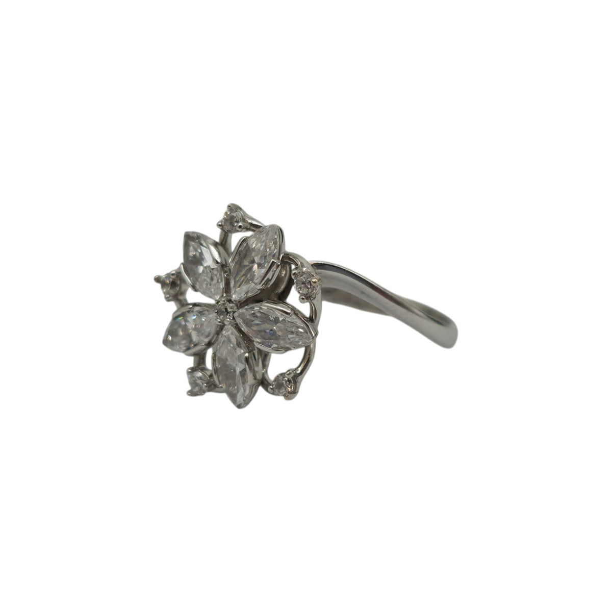 18ct 750 White Gold Floral Cluster Ring Size L 3.7 g.