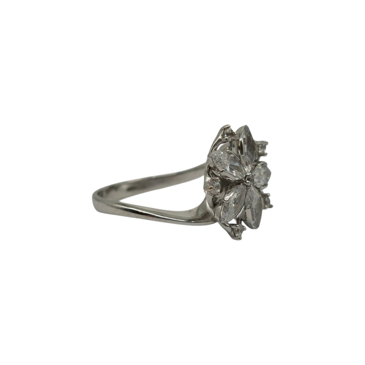 18ct 750 White Gold Floral Cluster Ring Size L 3.7 g.