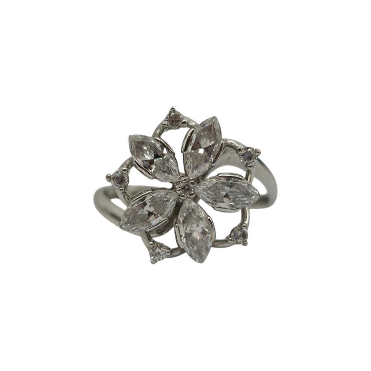 18ct 750 White Gold Floral Cluster Ring Size L 3.7 g.