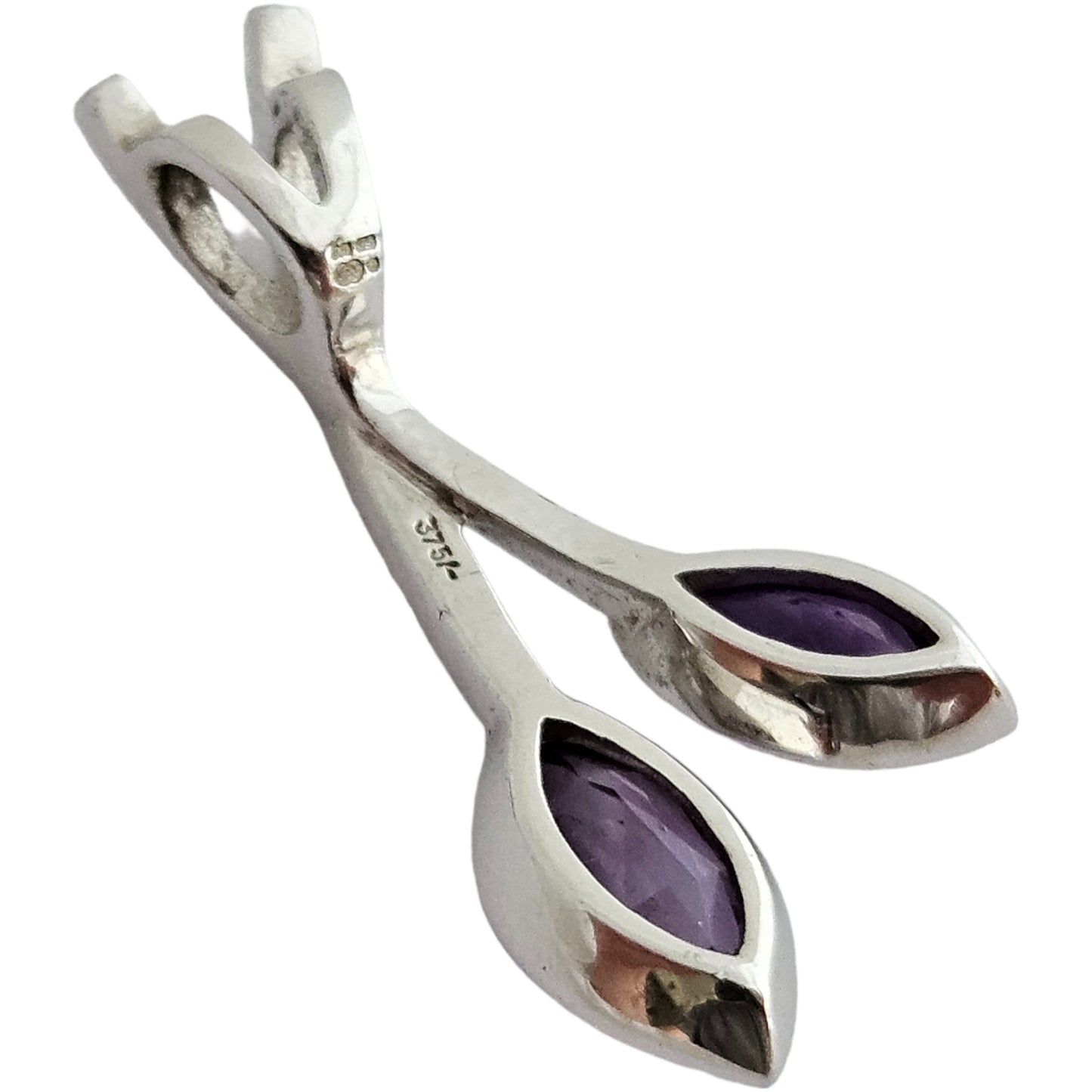 Suite of 9ct 375 White Gold Pendant and Pair of Earrings with Amethysts 5.4 g