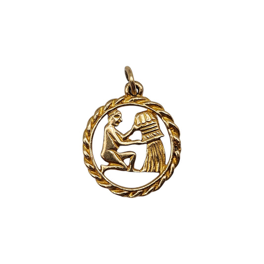 9ct 375 Yellow Gold Aquarius Charm 1957 L 1.5 cm 1.5 g.