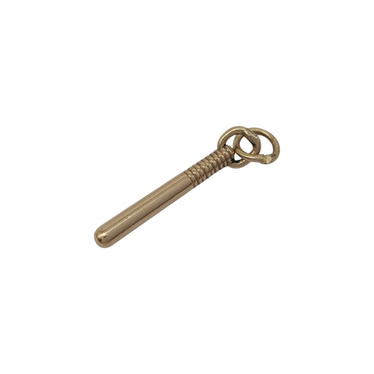 9金イエローゴールドバトンチャーム 長さ2.2cm 1.2g。