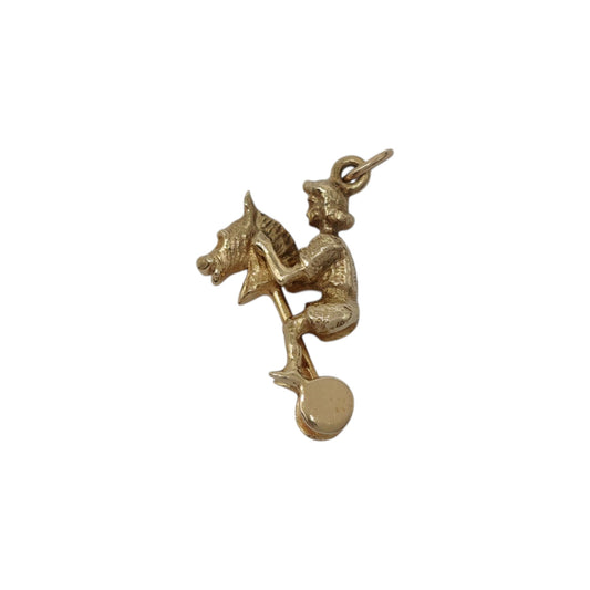 9ct 375 Yellow Gold Boy Riding A Hobby Horse Charm 1990 L 2.1 cm 3.3 g.