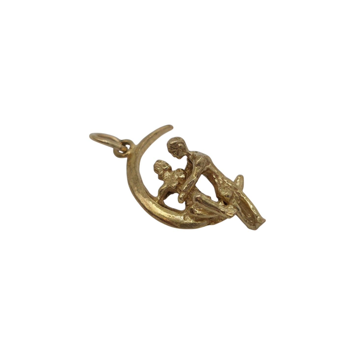 9ct 375 Yellow Gold Articulated Couple On The Moon Charm 1961 L 1.9 cm 1.9 g.