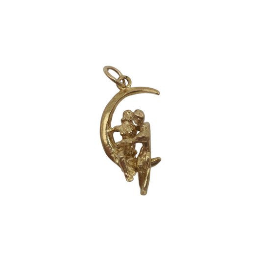 9ct 375 Yellow Gold Articulated Couple On The Moon Charm 1961 L 1.9 cm 1.9 g.