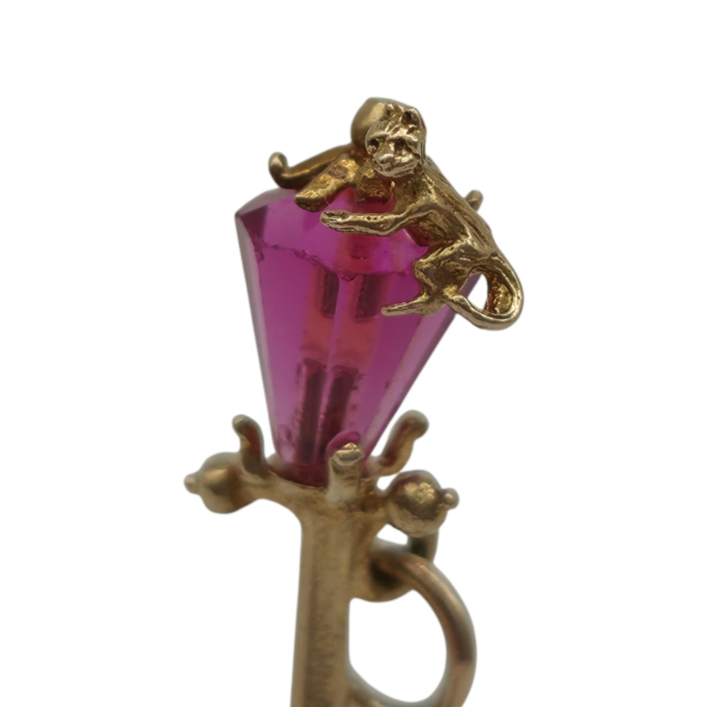 9ct 375 Yellow Gold Dog Chasing A Cat By Lamppost Charm 1971 L 2.9 cm 2.1 g.