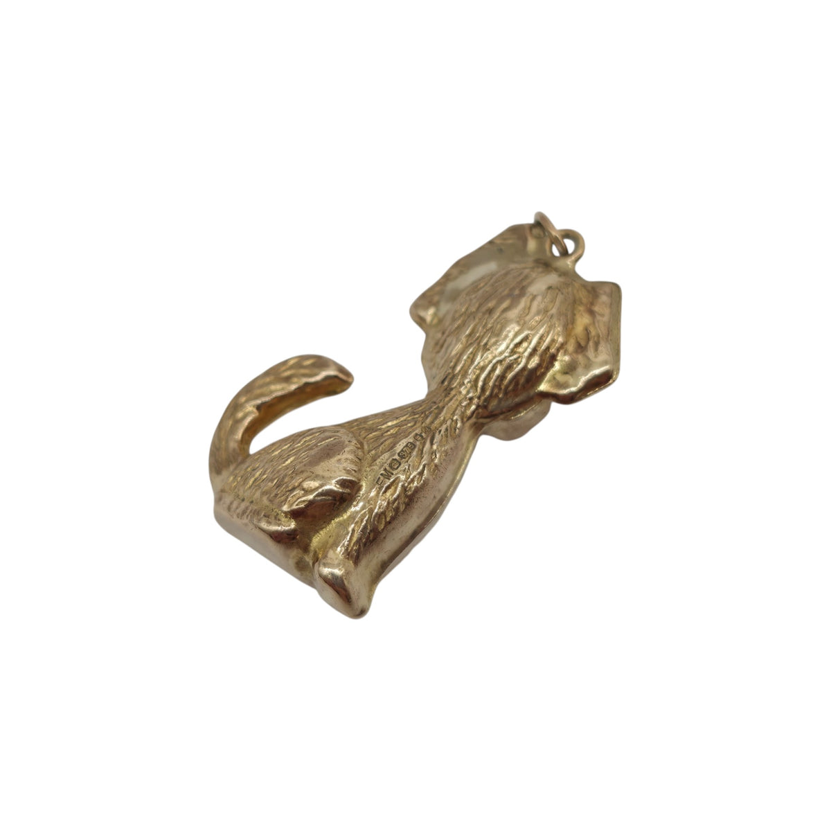 9ct 375 Yellow Gold Seated Dog Charm 1975 L 2.6 cm 2.5 g.